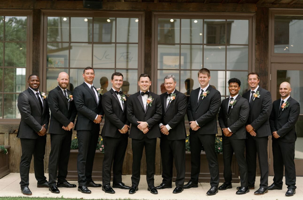 groom and groomsment